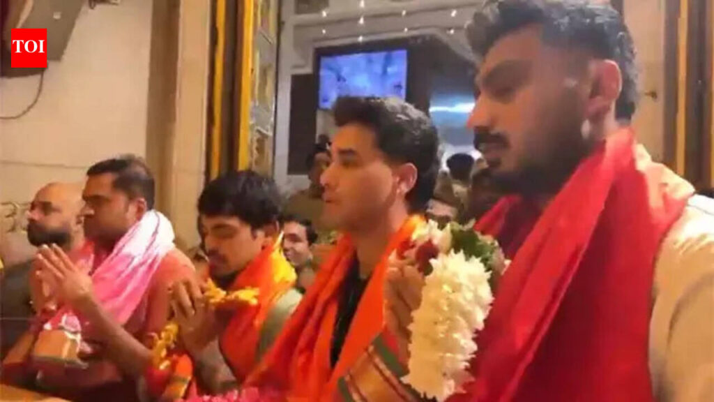 IND vs ENG: Team India seeks blessings at Siddhivinayak ahead of semifinal — Watch | Cricket News
