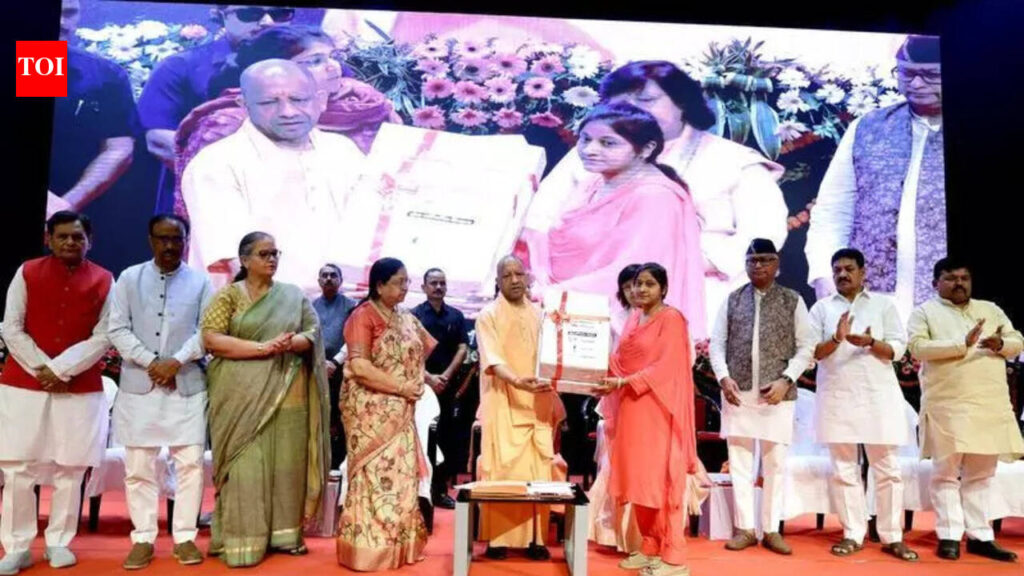 Yogi distributes smartphones to 69K anganwadi workers | Lucknow News