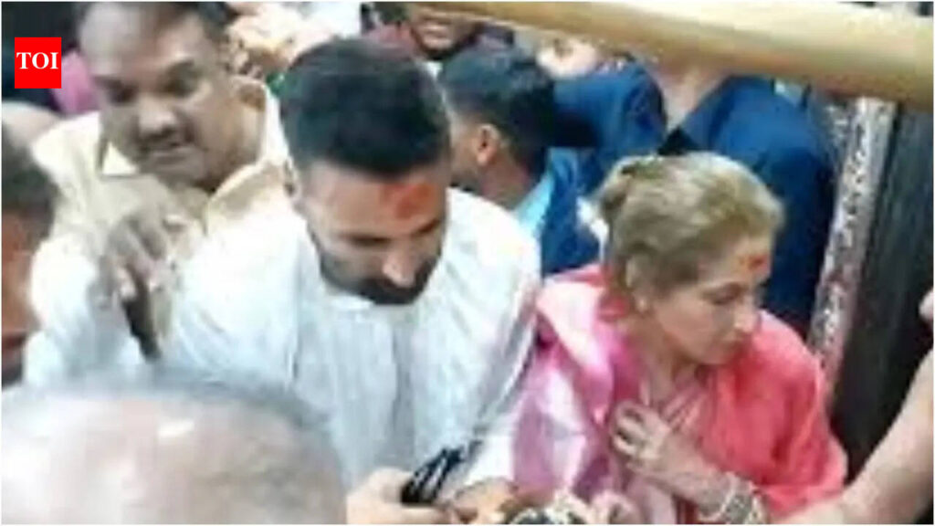 Akshay Kumar seeks blessings at Ujjain’s Mahakaleshwar Temple ahead of ‘Bhooth Bangla’ release: ‘Pure desh ke liye prathna ki’ | Hindi Movie News