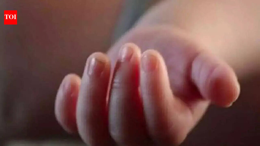 UP woman, newborn die as untrained staff delivers baby with doctor advising over phone | Lucknow News