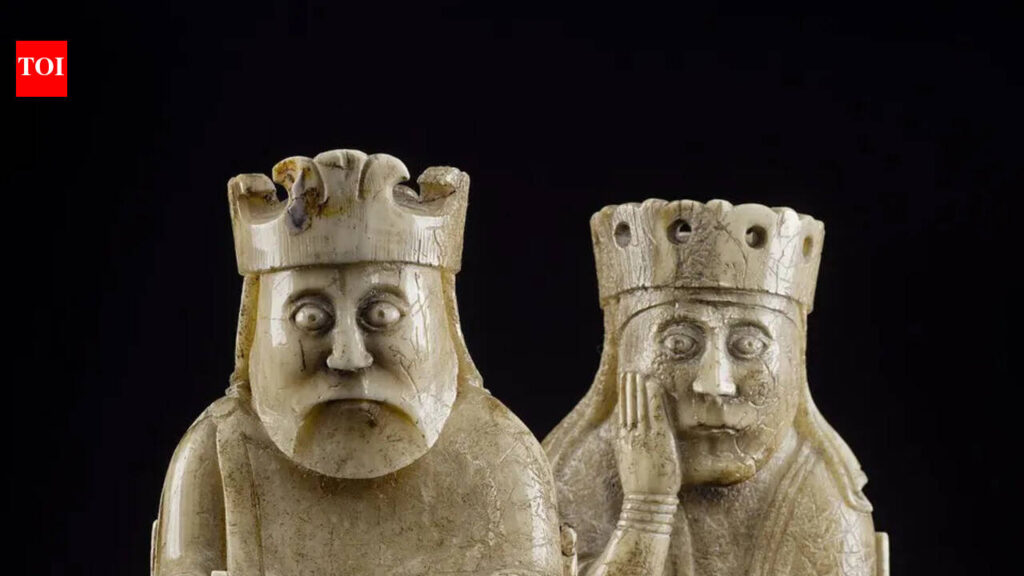 In 1831, a man digging in a Scottish sand dune found a “frozen” crowd of ivory faces that changed history |