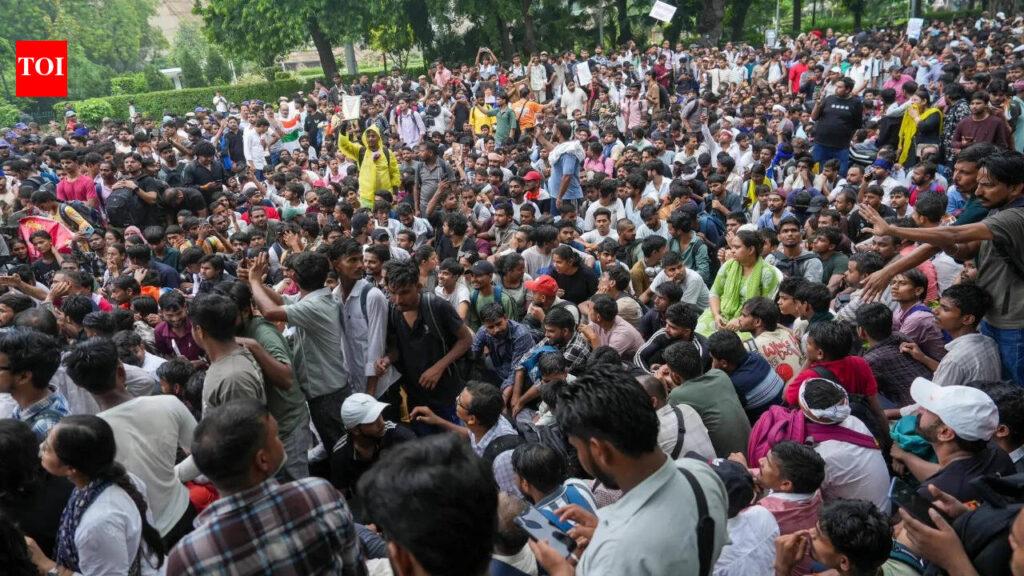 CJP’s ‘Chalo Sansad’ march: Clash breaks out between RPF personnel and protesters; police use lathis to disperse crowd | Delhi News