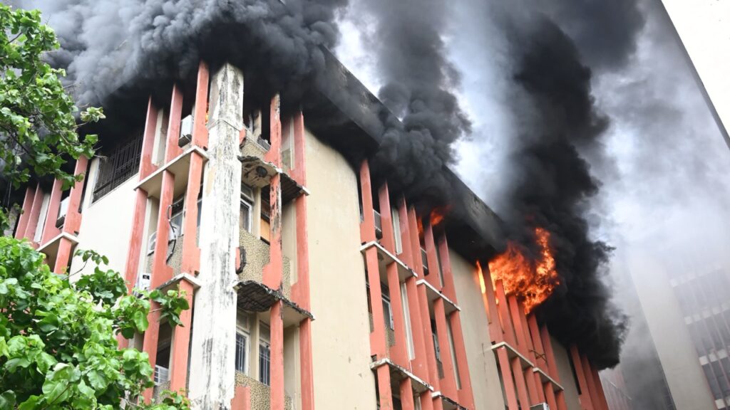 Massive fire breaks out at Jawahar Bhawan in Lucknow | Lucknow News