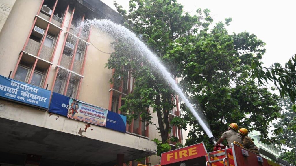 Massive fire breaks out at Jawahar Bhawan, 150 govt staff rescued | Lucknow News