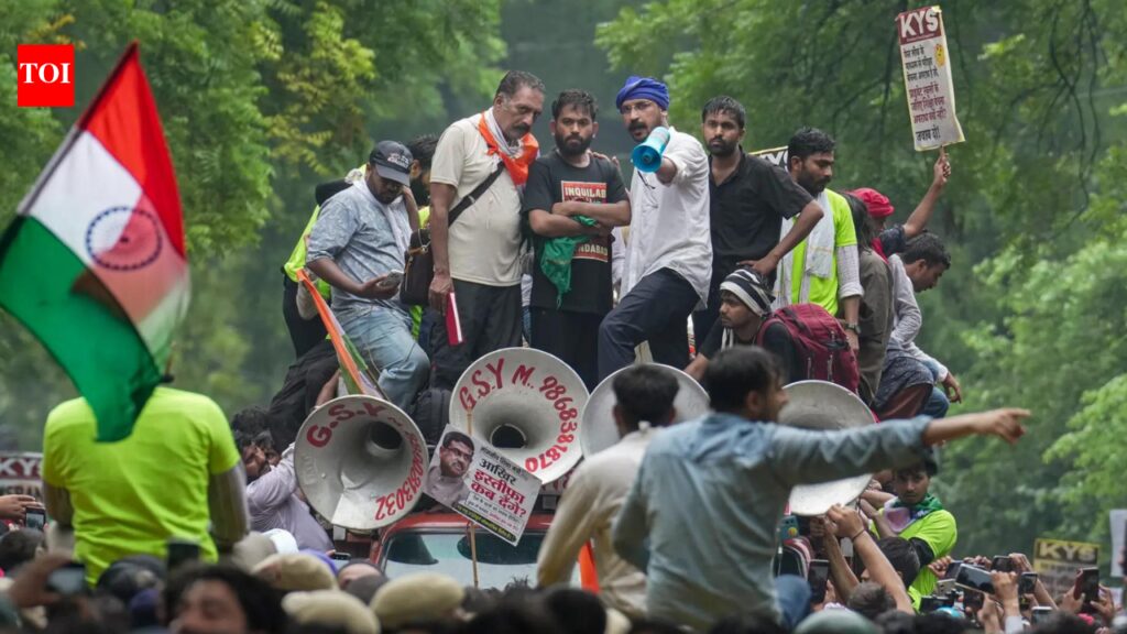 ‘Truck carrying Abhijeet Dipke, Gitanjali, Shabana Azmi, Prakash Raj brutally attacked’: CJP accuses Delhi Police of violence | India News