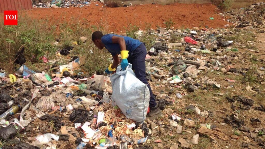 Ghana’s capital discards 300 tons of plastic per day, now they mix it with sand and use it as street paving that is cheaper than concrete