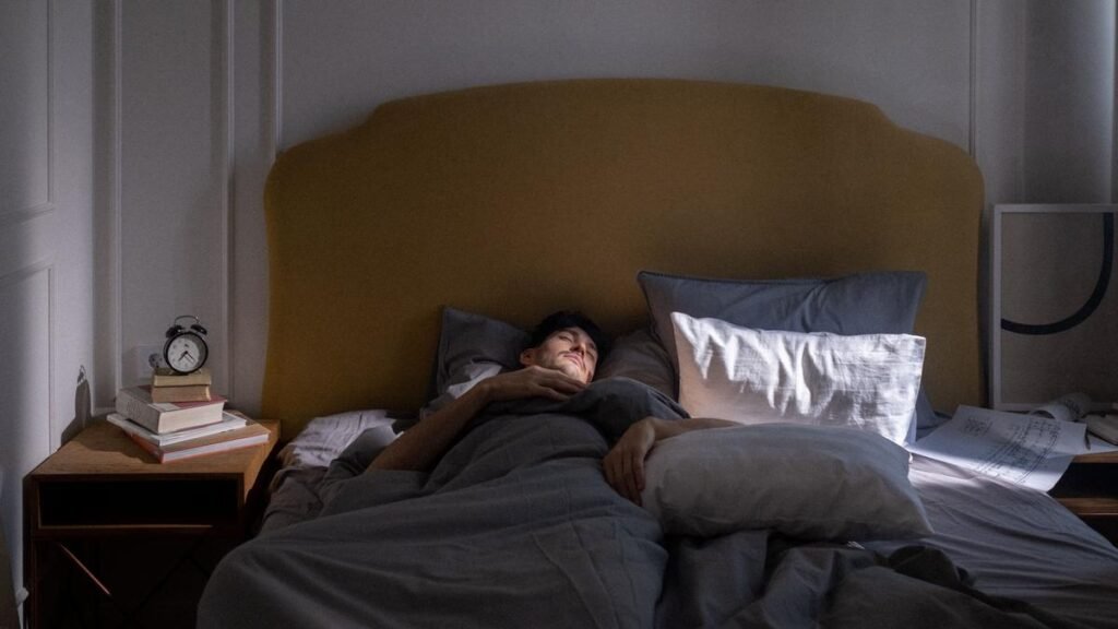 How does the human brain’s biological clock track a 24-hour day?